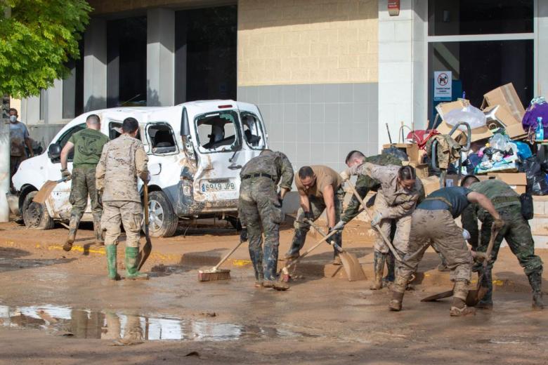 Los guardias reales realizan tareas de limpieza en la zona de la catástrofe