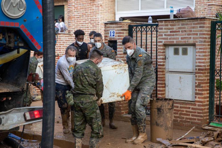 Los guardias reales ayudan al desalojo de enseres