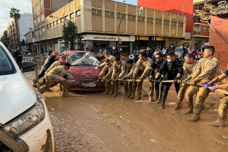 Los Infantes de Marina del Tercio de Armada trabajan sin descanso en la limpieza y apertura de viales en Paiporta (Valencia), la zona cero de la tragedia causada por la DANA