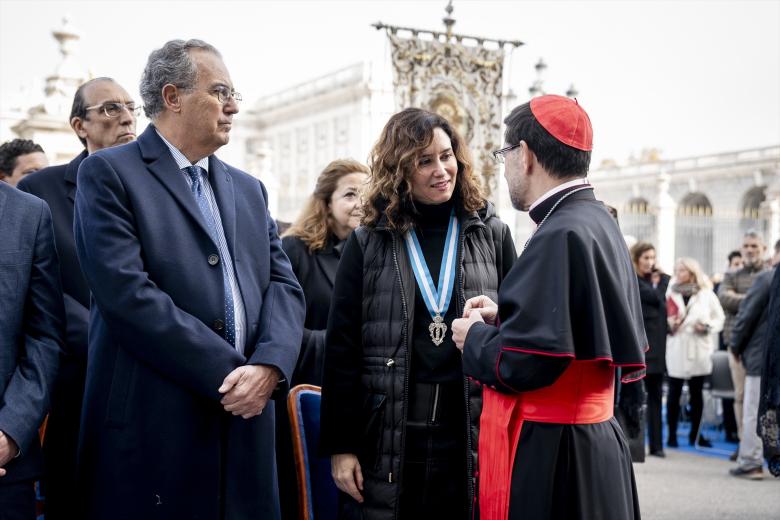 El presidente de la Asamblea de Madrid, Enrique Ossorio (i) y la presidenta de la Comunidad de Madrid, Isabel Díaz Ayuso, durante la Misa Mayor de la Virgen de la Almudena, en la plaza de la Almudena, a 9 de noviembre de 2024, en Madrid (España). La fiesta, celebrada este año bajo el lema ‘Madre, juntos en esperanza’, homenajea a la patrona de la ciudad. La conmemoración incluye la tradicional Eucaristía, durante la que se renueva el Voto de la Villa, y la posterior procesión por la capital. También tiene lugar la ofrenda floral, para la que se ha pedido que además de honrar a la Virgen con flores se lleven alimentos no perecederos que serán donados.

A. Pérez Meca / Europa Press
09 NOVIEMBRE 2024;MADRID;VIRGEN DE LA ALMUDENA;FIESTA
09/11/2024