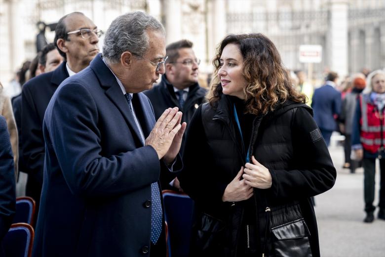 El presidente de la Asamblea de Madrid, Enrique Ossorio (i) y la presidenta de la Comunidad de Madrid, Isabel Díaz Ayuso, durante la Misa Mayor de la Virgen de la Almudena, en la plaza de la Almudena, a 9 de noviembre de 2024, en Madrid (España). La fiesta, celebrada este año bajo el lema ‘Madre, juntos en esperanza’, homenajea a la patrona de la ciudad. La conmemoración incluye la tradicional Eucaristía, durante la que se renueva el Voto de la Villa, y la posterior procesión por la capital. También tiene lugar la ofrenda floral, para la que se ha pedido que además de honrar a la Virgen con flores se lleven alimentos no perecederos que serán donados.

A. Pérez Meca / Europa Press
09 NOVIEMBRE 2024;MADRID;VIRGEN DE LA ALMUDENA;FIESTA
09/11/2024