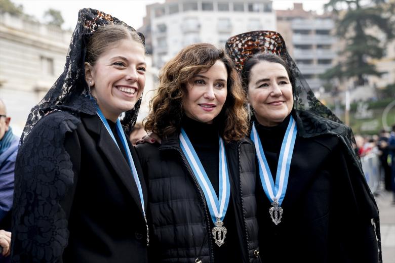 La presidenta de la Comunidad de Madrid, Isabel Díaz Ayuso, se hace una foto con un hombre, durante la Misa Mayor de la Virgen de la Almudena, en la plaza de la Almudena, a 9 de noviembre de 2024, en Madrid (España). La fiesta, celebrada este año bajo el lema ‘Madre, juntos en esperanza’, homenajea a la patrona de la ciudad. La conmemoración incluye la tradicional Eucaristía, durante la que se renueva el Voto de la Villa, y la posterior procesión por la capital. También tiene lugar la ofrenda floral, para la que se ha pedido que además de honrar a la Virgen con flores se lleven alimentos no perecederos que serán donados.

A. Pérez Meca / Europa Press
09 NOVIEMBRE 2024;MADRID;VIRGEN DE LA ALMUDENA;FIESTA
09/11/2024