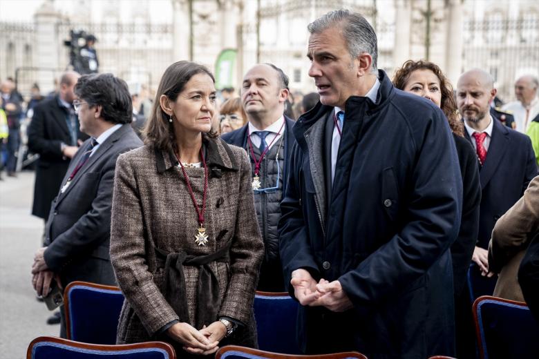 La presidenta de la Comunidad de Madrid, Isabel Díaz Ayuso, se hace una foto con dos mujeres, durante la Misa Mayor de la Virgen de la Almudena, en la plaza de la Almudena, a 9 de noviembre de 2024, en Madrid (España). La fiesta, celebrada este año bajo el lema ‘Madre, juntos en esperanza’, homenajea a la patrona de la ciudad. La conmemoración incluye la tradicional Eucaristía, durante la que se renueva el Voto de la Villa, y la posterior procesión por la capital. También tiene lugar la ofrenda floral, para la que se ha pedido que además de honrar a la Virgen con flores se lleven alimentos no perecederos que serán donados.

A. Pérez Meca / Europa Press
09 NOVIEMBRE 2024;MADRID;VIRGEN DE LA ALMUDENA;FIESTA
09/11/2024