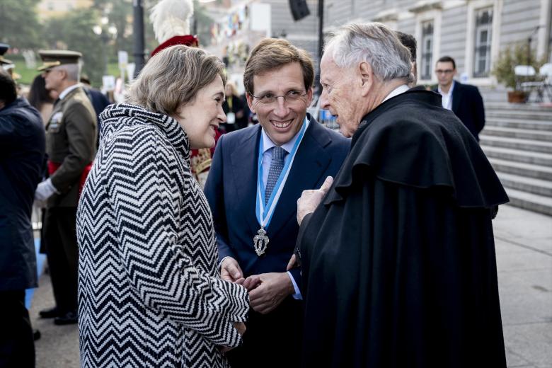 La portavoz del PSOE en el Ayuntamiento de Madrid, Reyes Maroto y el portavoz de VOX en el Ayuntamiento de Madrid, Javier Ortega Smith, durante la Misa Mayor de la Virgen de la Almudena, en la plaza de la Almudena, a 9 de noviembre de 2024, en Madrid (España). La fiesta, celebrada este año bajo el lema ‘Madre, juntos en esperanza’, homenajea a la patrona de la ciudad. La conmemoración incluye la tradicional Eucaristía, durante la que se renueva el Voto de la Villa, y la posterior procesión por la capital. También tiene lugar la ofrenda floral, para la que se ha pedido que además de honrar a la Virgen con flores se lleven alimentos no perecederos que serán donados.

A. Pérez Meca / Europa Press
09 NOVIEMBRE 2024;MADRID;VIRGEN DE LA ALMUDENA;FIESTA
09/11/2024