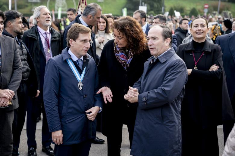 El alcalde de Madrid, José Luis Martínez-Almeida (i) y el exalcalde de Madrid José María Álvarez del Manzano (d), durante la Misa Mayor de la Virgen de la Almudena, en la plaza de la Almudena, a 9 de noviembre de 2024, en Madrid (España). La fiesta, celebrada este año bajo el lema ‘Madre, juntos en esperanza’, homenajea a la patrona de la ciudad. La conmemoración incluye la tradicional Eucaristía, durante la que se renueva el Voto de la Villa, y la posterior procesión por la capital. También tiene lugar la ofrenda floral, para la que se ha pedido que además de honrar a la Virgen con flores se lleven alimentos no perecederos que serán donados.

A. Pérez Meca / Europa Press
09 NOVIEMBRE 2024;MADRID;VIRGEN DE LA ALMUDENA;FIESTA
09/11/2024