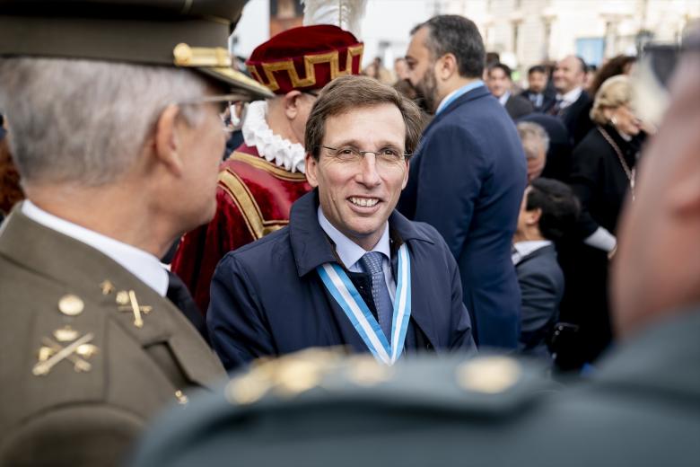 El alcalde de Madrid, José Luis Martínez-Almeida (i) y el delegado de Urbanismo, Medio Ambiente y Movilidad, Borja Carabante (d), durante la Misa Mayor de la Virgen de la Almudena, en la plaza de la Almudena, a 9 de noviembre de 2024, en Madrid (España). La fiesta, celebrada este año bajo el lema ‘Madre, juntos en esperanza’, homenajea a la patrona de la ciudad. La conmemoración incluye la tradicional Eucaristía, durante la que se renueva el Voto de la Villa, y la posterior procesión por la capital. También tiene lugar la ofrenda floral, para la que se ha pedido que además de honrar a la Virgen con flores se lleven alimentos no perecederos que serán donados.

A. Pérez Meca / Europa Press
09 NOVIEMBRE 2024;MADRID;VIRGEN DE LA ALMUDENA;FIESTA
09/11/2024