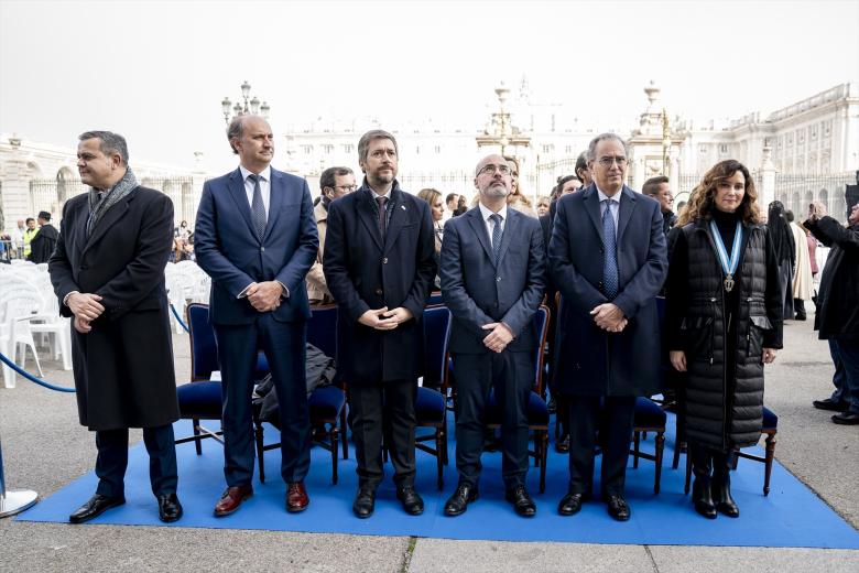 El alcalde de Madrid, José Luis Martínez-Almeida, saluda a una mujer durante la Misa Mayor de la Virgen de la Almudena, en la plaza de la Almudena, a 9 de noviembre de 2024, en Madrid (España). La fiesta, celebrada este año bajo el lema ‘Madre, juntos en esperanza’, homenajea a la patrona de la ciudad. La conmemoración incluye la tradicional Eucaristía, durante la que se renueva el Voto de la Villa, y la posterior procesión por la capital. También tiene lugar la ofrenda floral, para la que se ha pedido que además de honrar a la Virgen con flores se lleven alimentos no perecederos que serán donados.

A. Pérez Meca / Europa Press
09 NOVIEMBRE 2024;MADRID;VIRGEN DE LA ALMUDENA;FIESTA
09/11/2024