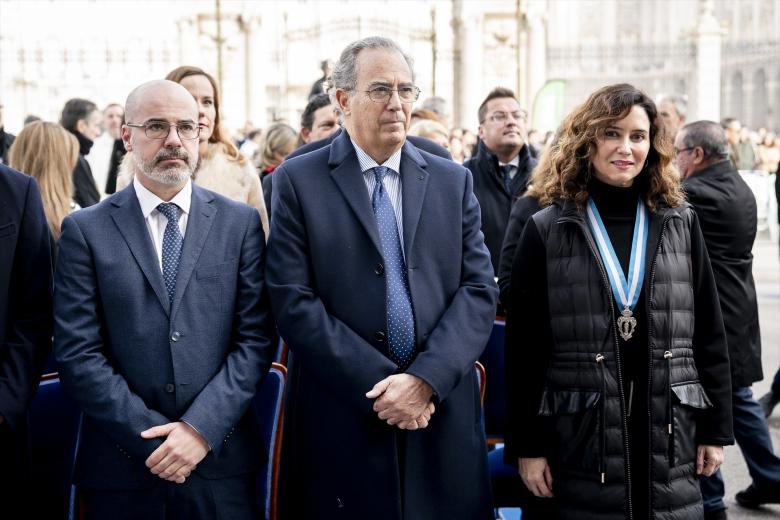 El delegado del Gobierno en la Comunidad de Madrid, Francisco Martín (4i); el presidente de la Asamblea de Madrid, Enrique Ossorio (5i) y la presidenta de la Comunidad de Madrid, Isabel Díaz Ayuso, junto a consejeros de la CAM, durante la Misa Mayor de la Virgen de la Almudena, en la plaza de la Almudena, a 9 de noviembre de 2024, en Madrid (España). La fiesta, celebrada este año bajo el lema ‘Madre, juntos en esperanza’, homenajea a la patrona de la ciudad. La conmemoración incluye la tradicional Eucaristía, durante la que se renueva el Voto de la Villa, y la posterior procesión por la capital. También tiene lugar la ofrenda floral, para la que se ha pedido que además de honrar a la Virgen con flores se lleven alimentos no perecederos que serán donados.

A. Pérez Meca / Europa Press
09 NOVIEMBRE 2024;MADRID;VIRGEN DE LA ALMUDENA;FIESTA
09/11/2024