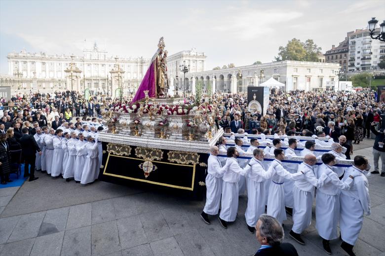 (I-D) El delegado del Gobierno en la Comunidad de Madrid, Francisco Martín; el presidente de la Asamblea de Madrid, Enrique Ossorio y la presidenta de la Comunidad de Madrid, Isabel Díaz Ayuso, durante la Misa Mayor de la Virgen de la Almudena, en la plaza de la Almudena, a 9 de noviembre de 2024, en Madrid (España). La fiesta, celebrada este año bajo el lema ‘Madre, juntos en esperanza’, homenajea a la patrona de la ciudad. La conmemoración incluye la tradicional Eucaristía, durante la que se renueva el Voto de la Villa, y la posterior procesión por la capital. También tiene lugar la ofrenda floral, para la que se ha pedido que además de honrar a la Virgen con flores se lleven alimentos no perecederos que serán donados.

A. Pérez Meca / Europa Press
09 NOVIEMBRE 2024;MADRID;VIRGEN DE LA ALMUDENA;FIESTA
09/11/2024