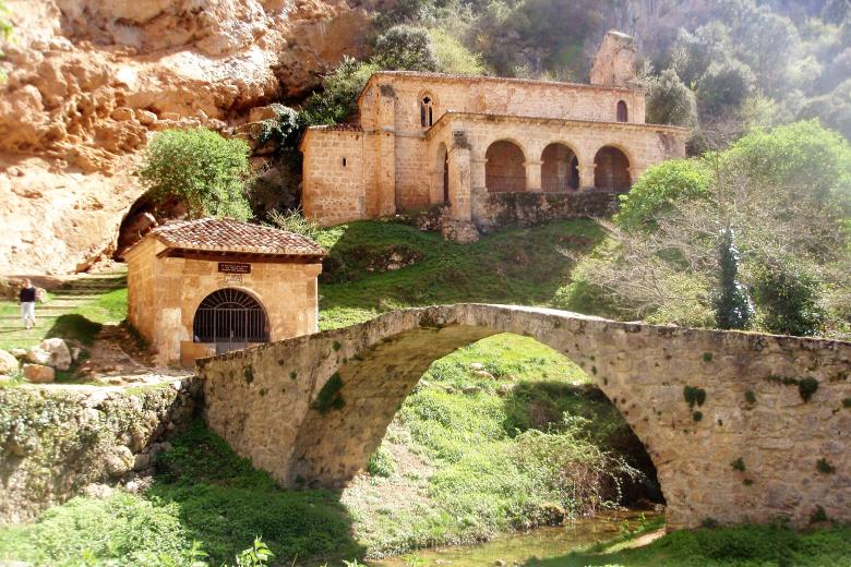 Ermita_N._Sra_de_La_Hoz_en_Tobera,(Burgos)S.XIII_y_puente_medieval