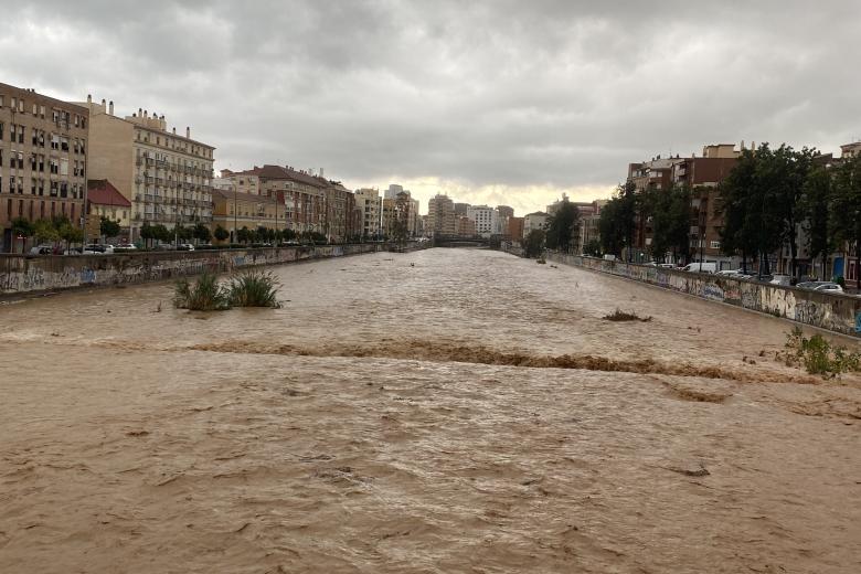 MA10. MÁLAGA, 13/11/2024.-Aspecto que presenta el río Guadalmedina a su paso por Málaga este miércoles en el que las fuertes lluvias y granizo que se registran están causando inundaciones y acumulación de grandes balsas en algunas de las principales avenidas de todos los distritos de la ciudad.EFE/María Alonso