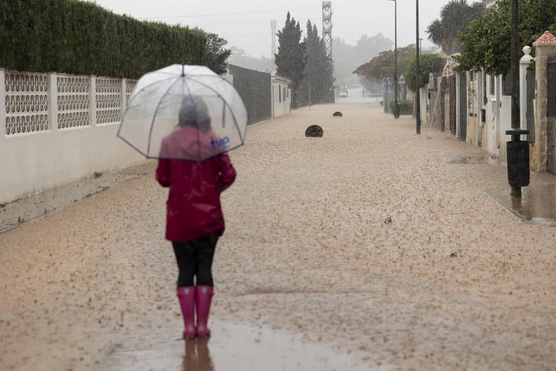 MA09. MÁLAGA, 13/11/2024.-Aspecto que presenta el río Guadalmedina a su paso por Málaga este miércoles en el que las fuertes lluvias y granizo que se registran están causando inundaciones y acumulación de grandes balsas en algunas de las principales avenidas de todos los distritos de la ciudad.EFE/María Alonso