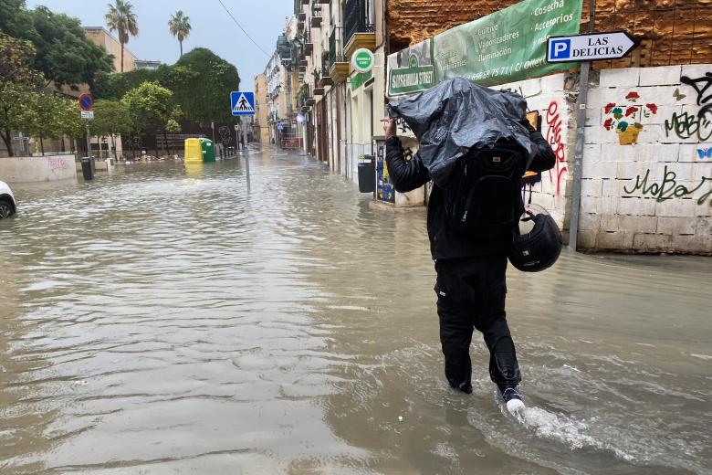 MA07. MÁLAGA, 13/11/2024.- Un hombre observa el aspecto que presenta el río Guadalmedina a su paso por Málaga este miércoles en el que las fuertes lluvias y granizo que se registran están causando inundaciones y acumulación de grandes balsas en algunas de las principales avenidas de todos los distritos de la ciudad.EFE/María Alonso