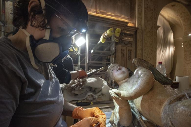 Dos mujeres trabajan en la restauración de una escultura en la iglesia de Sant Sever, a 12 de noviembre de 2024, en Barcelona, Catalunya (España). Las obras de restauración de la iglesia de Sant Sever, ubicada en el barrio gótico de Barcelona, empezaron en 2019 y está previsto que acaben en diciembre de 2024. Durante las obras de la iglesia (construida en 1699-1704) se han encontrado elementos arquitectónicos y decorativos del Barroco  que no habían sufrido desperfectos durante la Guerra Civil.

EUROPA PRESS / David Oller. POOL / Europa Press
12 NOVIEMBRE 2024;REHABILITACIÓN;RESTAURACIÓN;BARROCO;GÓTICO;IGLESIA;PARROQUIA;
12/11/2024