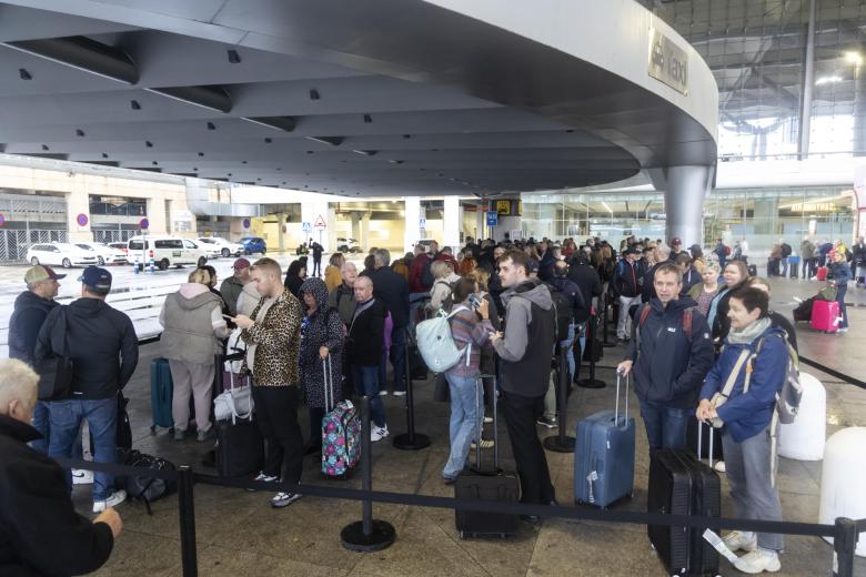 Muchos turistas han tenido que esperar largas colas para pillar un taxi en la terminal de llegadas del aeropuerto de Málaga, al verse afectado en las comunicaciones por las fuertes de la DANA.