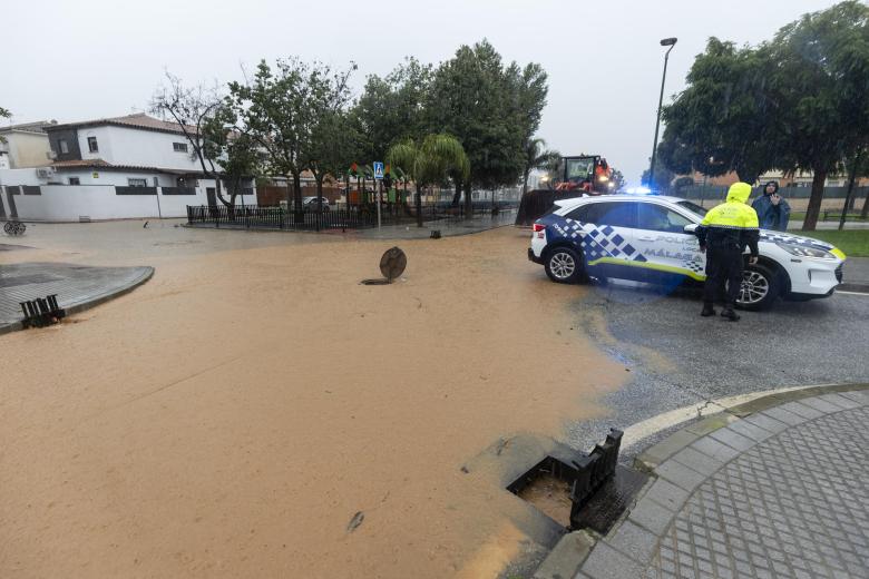 Imagen de una calle en la barriada de Campanillas en Málaga, en la que el paso de la DANA ha obligado a nuevos desalojos preventivos en el río Campanillas ante su posible desbordamiento, que se suman a los de 3.000 personas en la ribera del Guadalhorce, y ha anegado el centro de la capital, la mayor parte de la provincia malagueña se encuentra en aviso rojo por fuertes lluvias este miércoles.