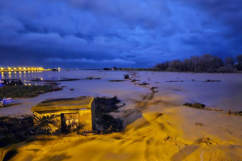 El desbordamiento del río Vélez en su desembocadura ha obligado al desalojo de dos cámpines y un núcleo chabolista de Torre del Mar, en el municipio de Vélez-Málaga (Málaga), lo que afecta al menos a unas 450 personas, según han informado a EFE fuentes municipales.