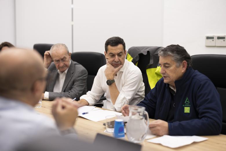 MÁLAGA, 13/11/2024.- El presidente de la Junta de Andalucía, Juanma Moreno (2d), se ha desplazado esta noche de miércoles al Centro de Coordinación de Emergencias 112 Andalucía en Málaga, una vez que la Aemet ha prolongado hasta las 8:00 horas el aviso rojo en Málaga capital, Axarquía, Costa del Sol y Guadalhorce. EFE/Carlos Díaz