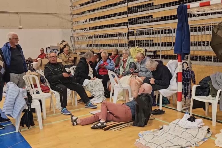 El desbordamiento del río Vélez en su desembocadura ha obligado al desalojo de dos cámpines y un núcleo chabolista de Torre del Mar, en el municipio de Vélez-Málaga (Málaga), donde unas 750 personas pasarán la noche en el Polideportivo.