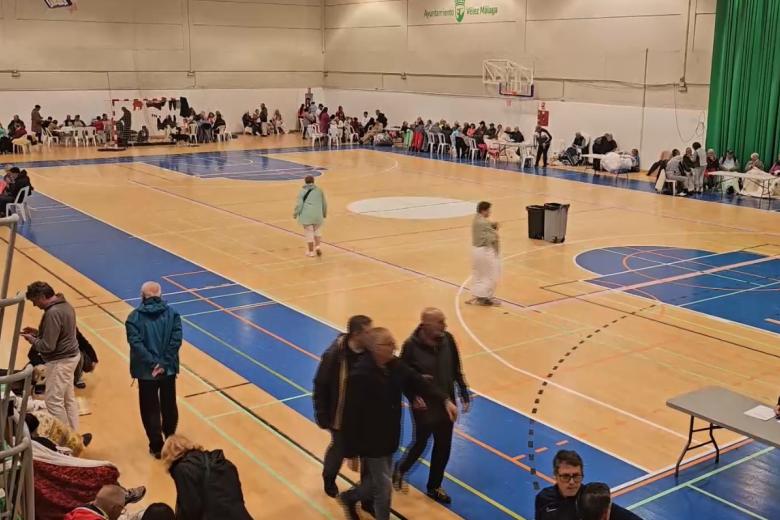 El desbordamiento del río Vélez en su desembocadura ha obligado al desalojo de dos cámpines y un núcleo chabolista de Torre del Mar, en el municipio de Vélez-Málaga (Málaga), donde unas 750 personas pasarán la noche en el Polideportivo.