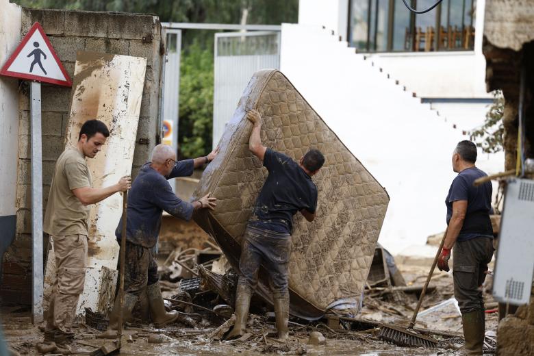 Labores de limpieza en la localidad malagueña de Benamargosa, este jueves, tras las fuertes lluvias