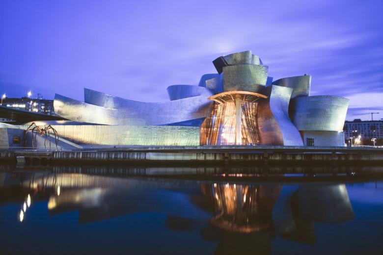 Después de Nueva York la ciudad de Bilbao es la única que acoge un museo Guggenheim en todo el mundo. Ese hecho, junto con el espectacular edificio construido por el arquitecto canadiense-americano Frank Gehry a orillas de la ría del Nervión, hacen de este museo uno de los más envidiados. En sus colecciones pueden admirarse obras de Miquel Barceló, Jean-Michel Basquiat, Eduardo Chillida, Jorge Oteiza, Pablo Palazuelo, Antoni Tàpies o Andy Warhol.