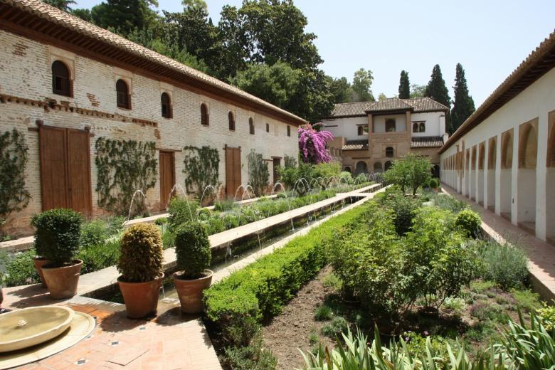 La Alhambra de Granada es el monumento español más admirado. Sin embargo, es algo más que un monumento. El antiguo complejo palaciego nazarí es también un espectacular museo que muchos países europeos miran con cierta envidia y admiración. Su museo acoge una colección única de piezas hispanomusulmanas esenciales para entender la, en ocasiones olvidada, exuberante historia de la España musulmana: su arte, su compleja política, su sociedad, su pensamiento, su ciencia… El museo acoge piezas hispanoárabes que van desde la conquista musulmana en el 711 hasta el fin de la Reconquista con la toma de Granada por los Reyes Católicos en 1492.