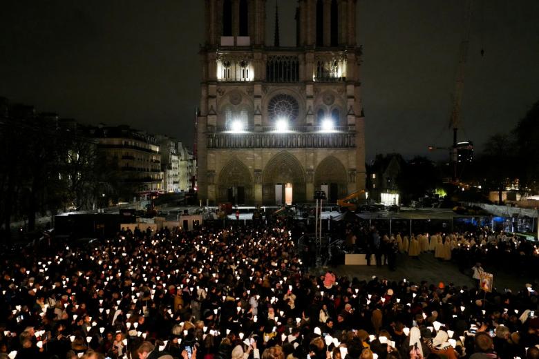 Una multitud se reúne frente a la Catedral de Notre-Dame