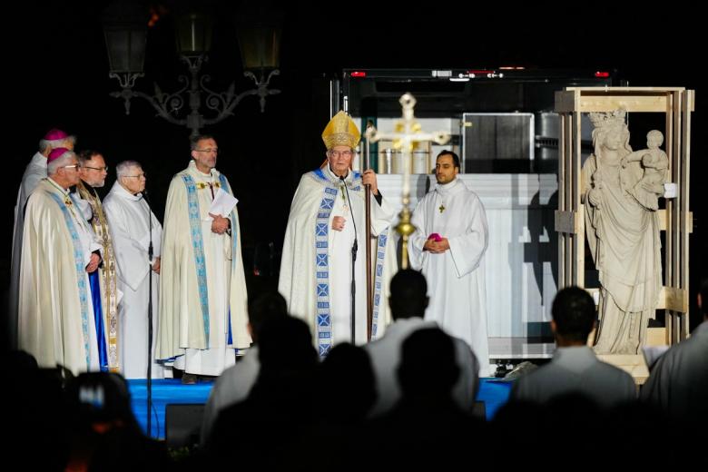 El arzobispo de París, Laurent Ulrich (centro), ofrece una oración junto a la Vierge a l'Enfant