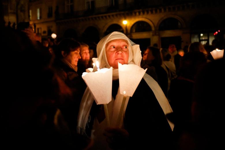 A las 19 horas, la estatua fue bendecida por el arzobispo de París antes de una vigilia de alabanza y oración que combinará el Magnificat, tiempo de oración y lectura del Evangelio.