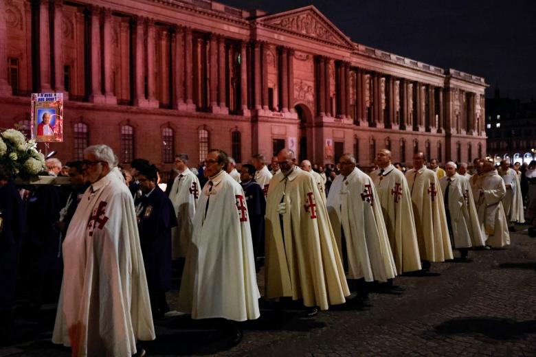 Esta procesión marca el último gran acontecimiento antes de la reapertura de la catedral los días 7 y 8 de diciembre.