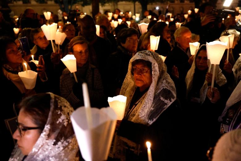 Antes de la procesión de las antorchas, desde el 7 de noviembre se organiza una “novena”, con la réplica de la Virgen María circulando por varias parroquias, santuarios y hospitales de París.