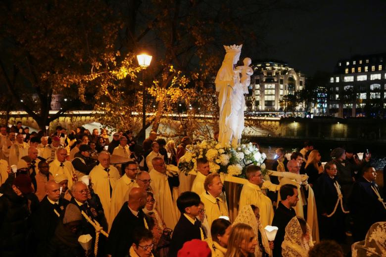 La procesión traerá de vuelta la estatua medieval de la Virgen María que será la primera en regresar simbólicamente a Notre-Dame.