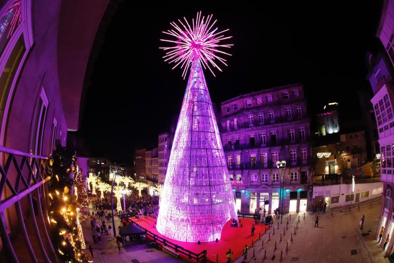 Detalle de un momento del encendido de las luces de Navidad en Vigo por parte del alcalde Abel Caballero.