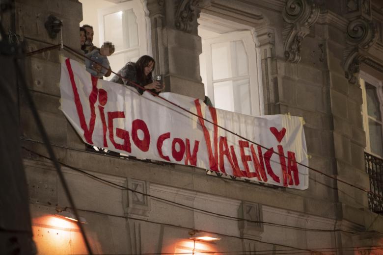 El alcalde de Vigo ha gritado «forza Valencia» y el árbol se ha iluminado con los colores de la Comunidad Valenciana mientras sonaba el himno a Valencia de Francisco, que ha acabado con aplausos del público.