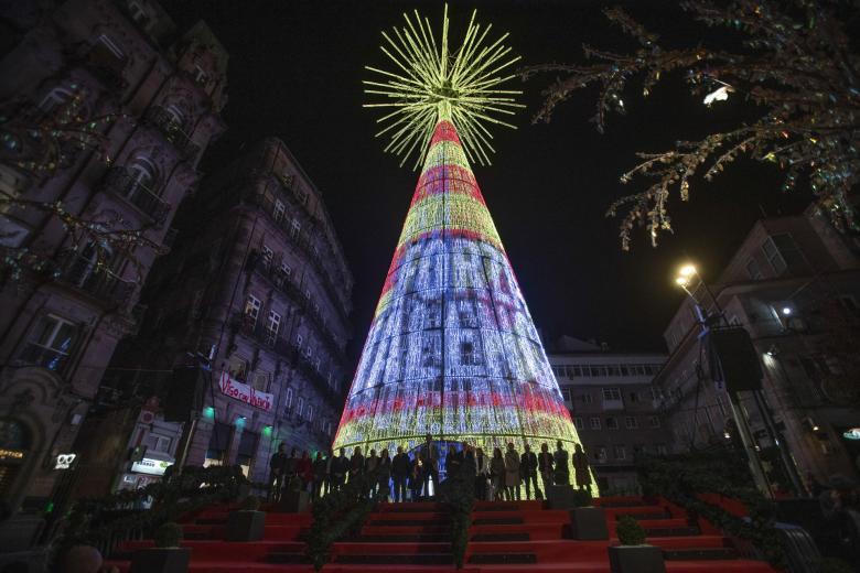 Detalle de un mensaje de apoyo a Valencia tras la DANA. Como ha comentado el regidor, sobre el árbol gigante en homenaje a Valencia. «En el cariño y la querencia, desde aquí nuestro aprecio, respeto, solidaridad y dolor por las víctimas y los daños que la dana causó», ha indicado caballero.