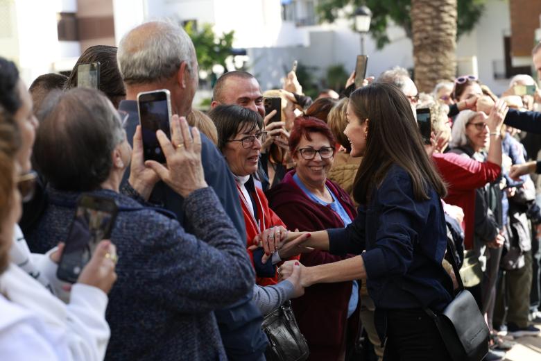 Decenas de vecinos se han acercado a saludar a los Reyes y a hacerse fotos con ellos durante su visita a Chiva