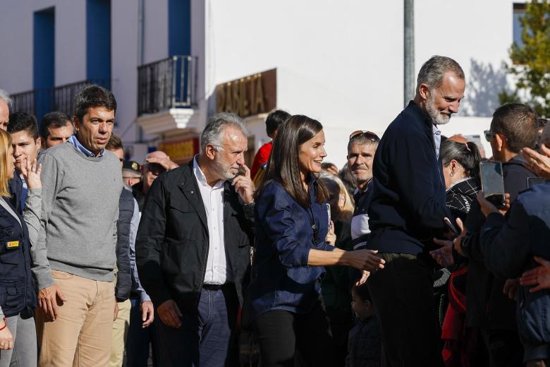 Los Reyes han estado acompañados en su visita del ministro de Política Territorial, Ángel Víctor Torres, y el presidente de la Generalitat, Carlos Mazón