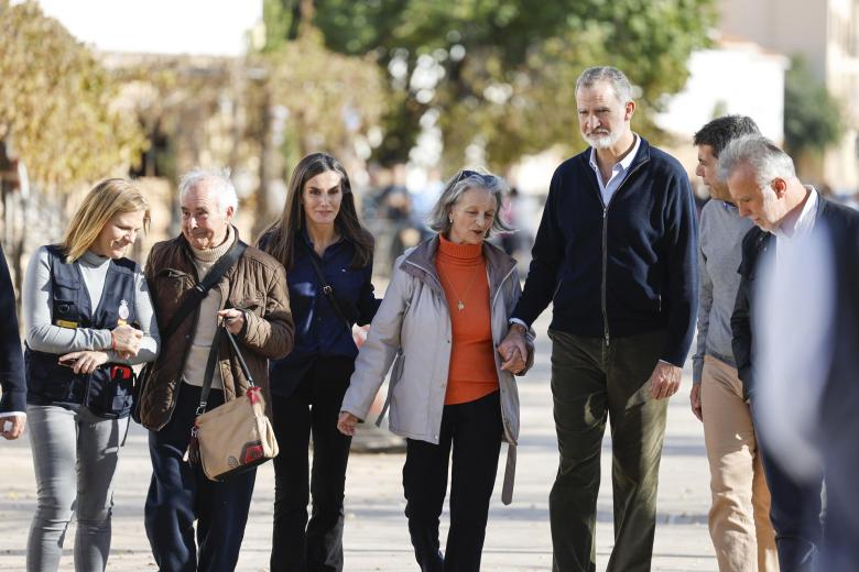 Los Reyes, acompañados del ministro, el presidente valenciano y la delegada del Gobierno, junto a dos vecinos de Utiel