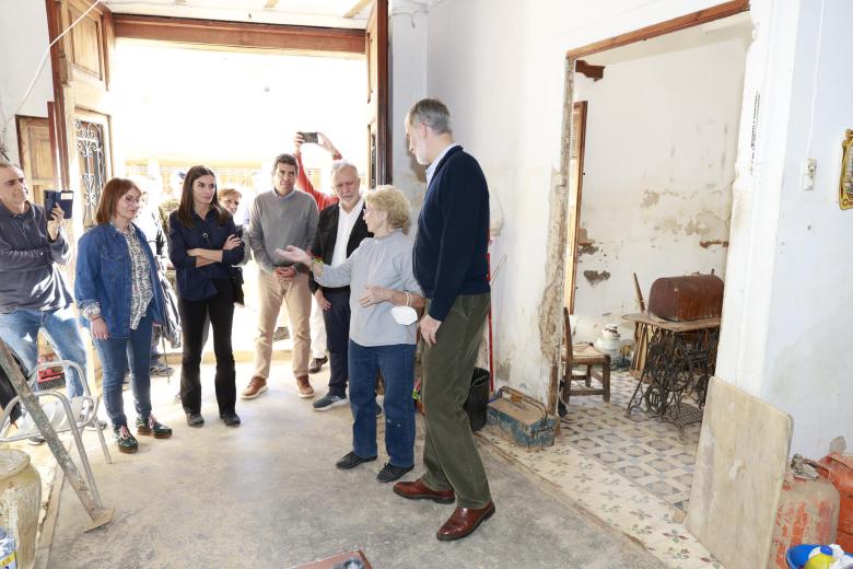 Don Felipe y Doña Letizia, acompañados del ministro, el presidente valenciano y la alcaldesa de Chiva, ven el estado de una vivienda