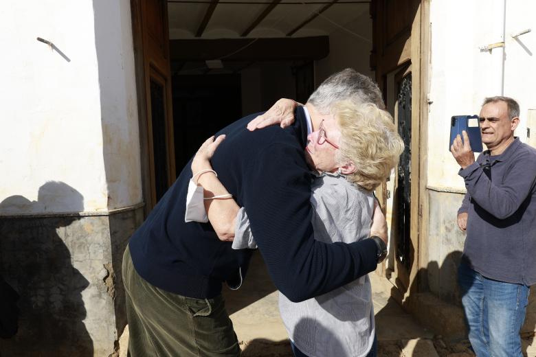 El Rey abraza a una vecina víctima de la DANA