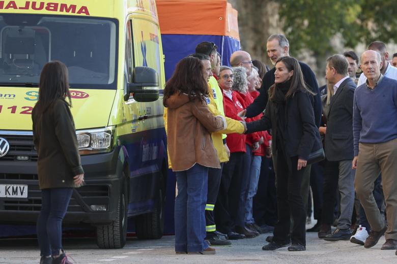 Don Felipe y Doña Letizia, junto a García-Page, saludan a los profesionales de emergencias y voluntarios