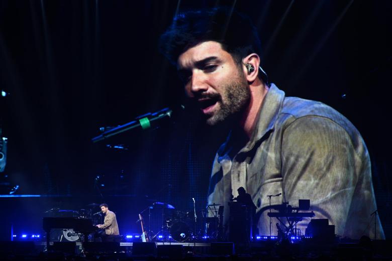 El cantante Pablo Alborán durante su actuación en el concierto solidario por las víctimas de la dana en el este y el sur de España bajo el título 'Música desde el corazón', este domingo en el Wizink Center, en el que actúan estrellas como Raphael, David Bisbal, Malú, Amaral y Rozalén.