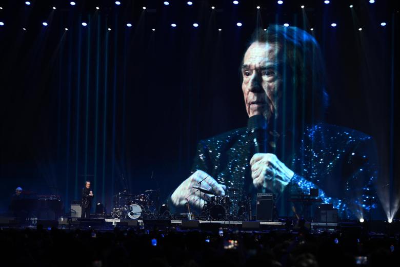 El cantante Rafael durante su actuación en el concierto solidario por las víctimas de la DANA en la zona del este de España bajo el título 'Música desde el Corazón, este domingo en el Wizink Center.