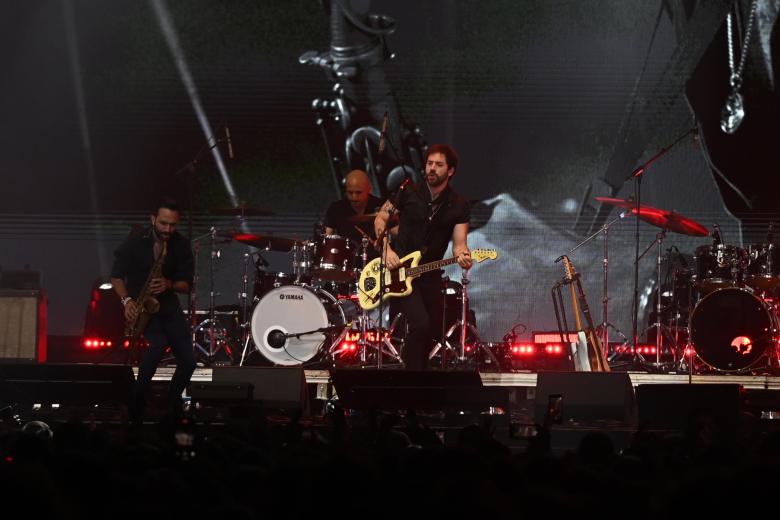 Los integrantes de la banda Viva Suecia durante su actuación en el concierto solidario por las víctimas de la dana en el este y el sur de España bajo el título 'Música desde el corazón', este domingo en el Wizink Center de Madrid.