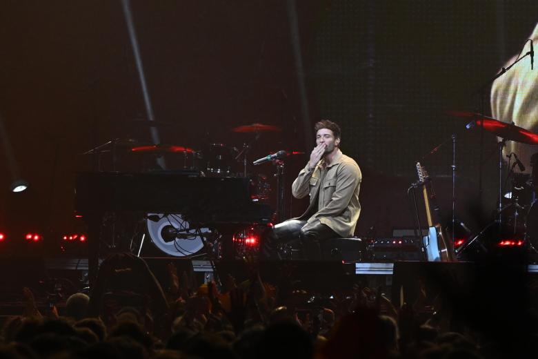 El cantante Pablo Alborán durante su actuación en el concierto solidario por las víctimas de la DANA. Fue uno de los artistas más aclamados por el público.