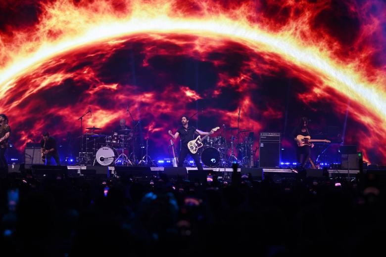 Los integrantes de la banda Viva Suecia durante su actuación en el Wzink Center. Su puesta en escena y los decorados fueron los más impactantes de todo el concierto.