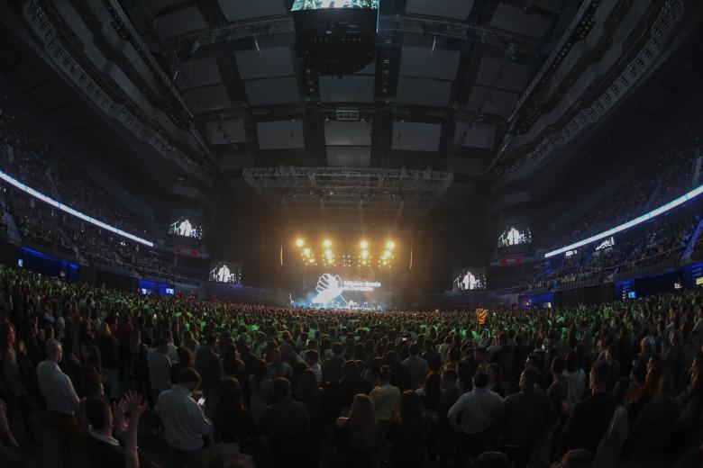 Imagen en un gran angular del Wizink Center de Madrid desde la pista en el concierto solidario celebrado este domingo bajo el título 'Música desde el corazón'.