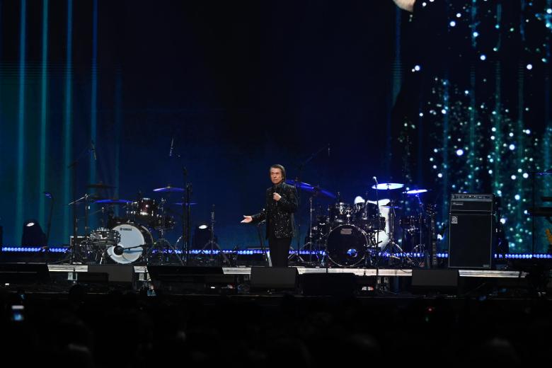 El cantante Raphael durante su actuación en el concierto solidario por las víctimas de la DANA en Valencia, Castilla-La Mancha y Andalucía en el Wizink Center de Madrid.