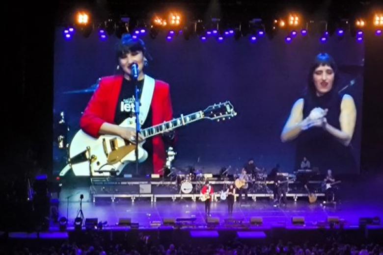 La artista Rozalén durante el concierto solidario por la DANA del Wizink Center